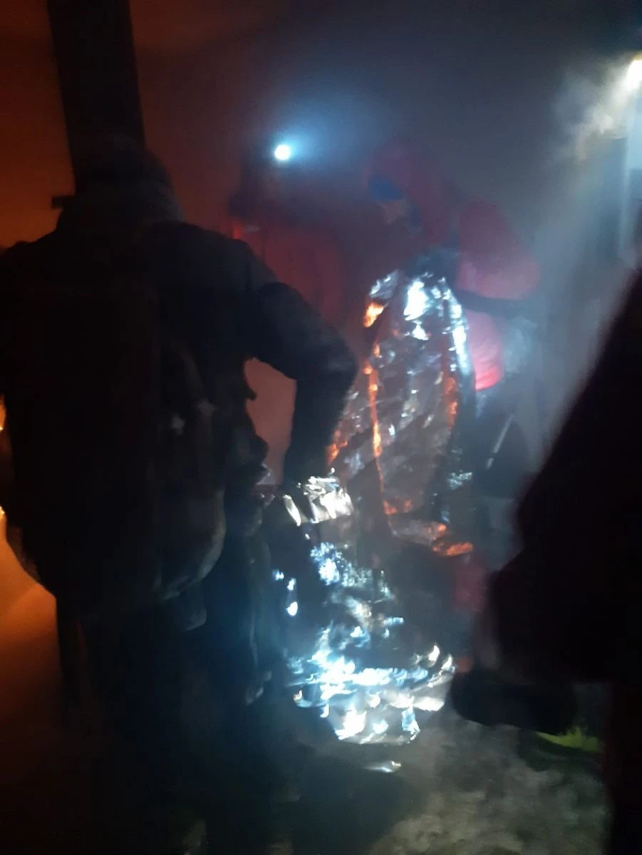 3 amatör dağcıya ulaşıldı! Çorap ve kıyafetlerini yakarak hayatta kaldılar