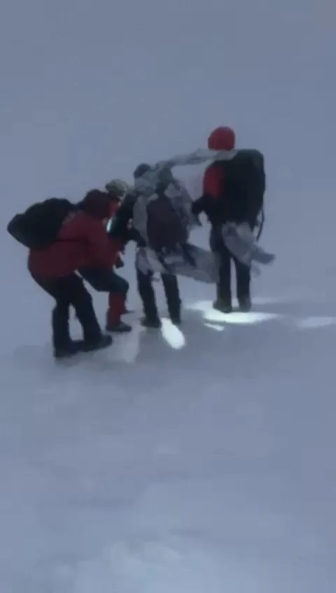 3 amatör dağcıya ulaşıldı! Çorap ve kıyafetlerini yakarak hayatta kaldılar
