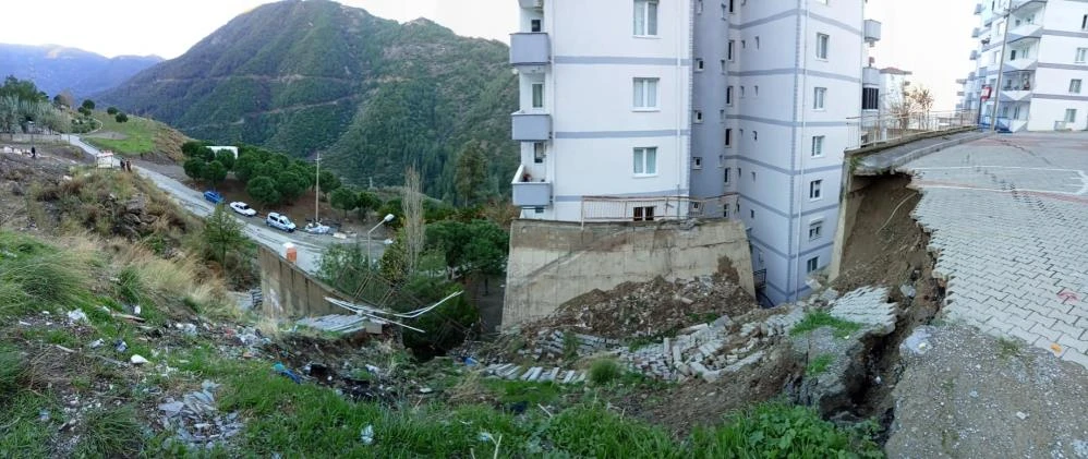 İzmir'de korkulu saatler: İstinat duvarı çöktü, 88 daire tahliye edildi