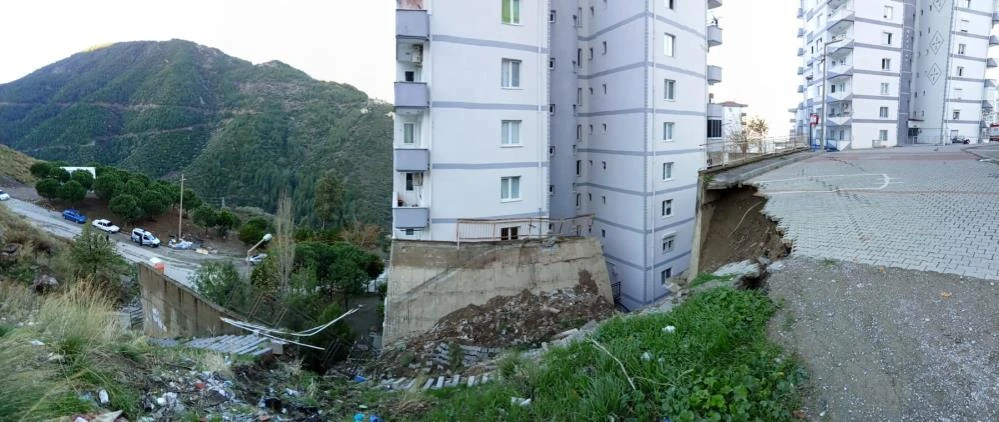 İzmir'de korkulu saatler: İstinat duvarı çöktü, 88 daire tahliye edildi