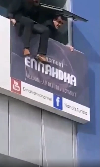 Tunus’ta Ennahda Partisi Genel Merkezinde yangın: Canlarını kurtarmak için pencereden atladılar