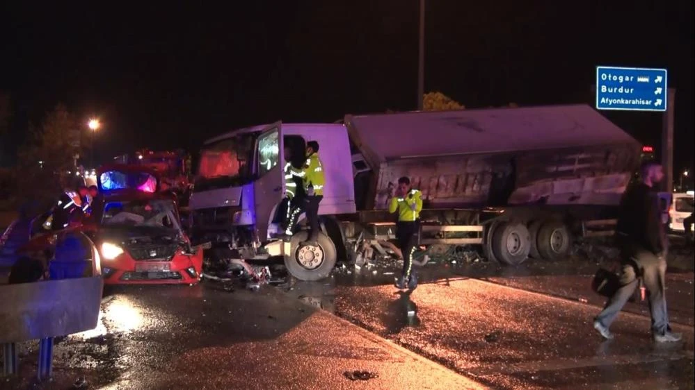 Antalya'da feci kaza! Kamyon bariyere saplandı: 1 ölü, 1'i ağır 4 yaralı