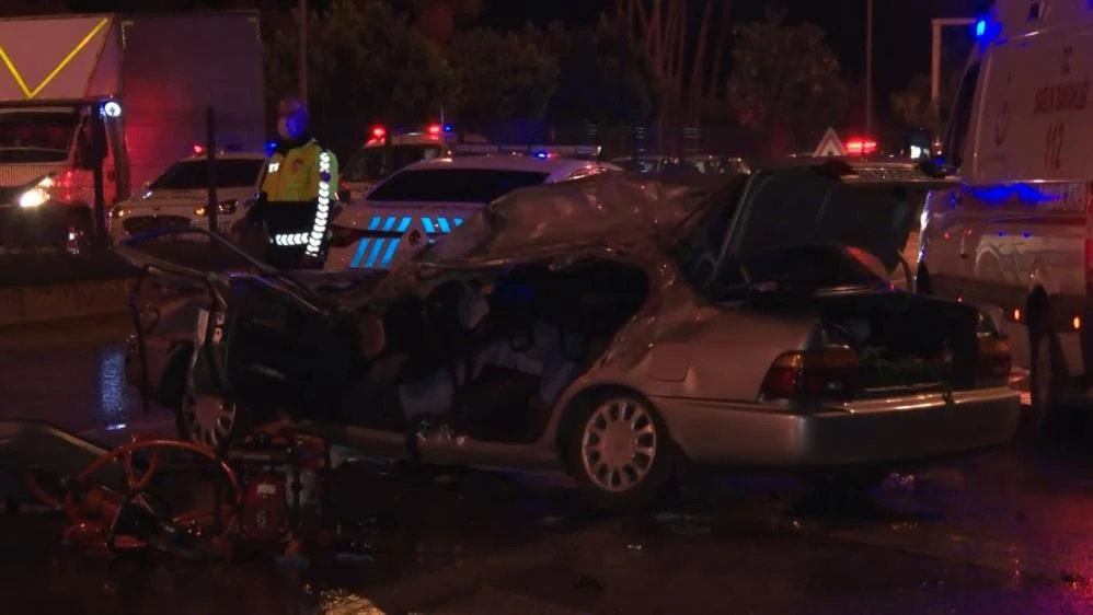 Antalya'da feci kaza! Kamyon bariyere saplandı: 1 ölü, 1'i ağır 4 yaralı