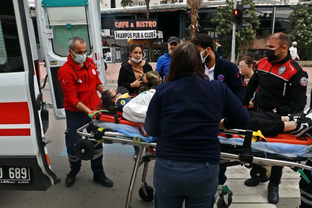 Scooter kazasından akıl almaz görüntüler: Arkadaşı can derdinde, kendisi para!