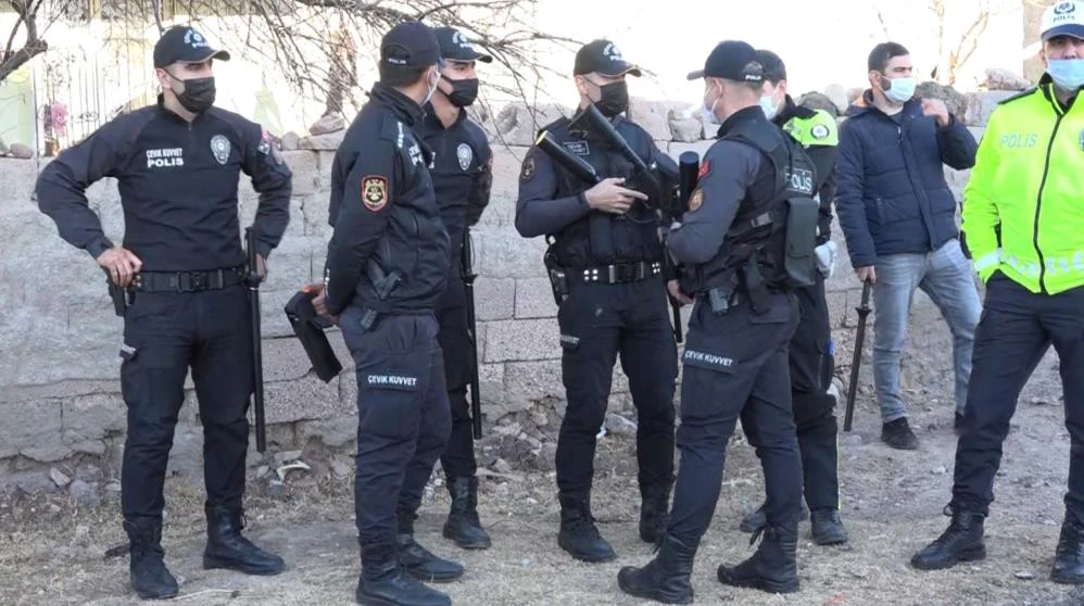 Köpek yumurtaları yedi, tüfek, taş ve sopalar konuştu: 3 yaralı