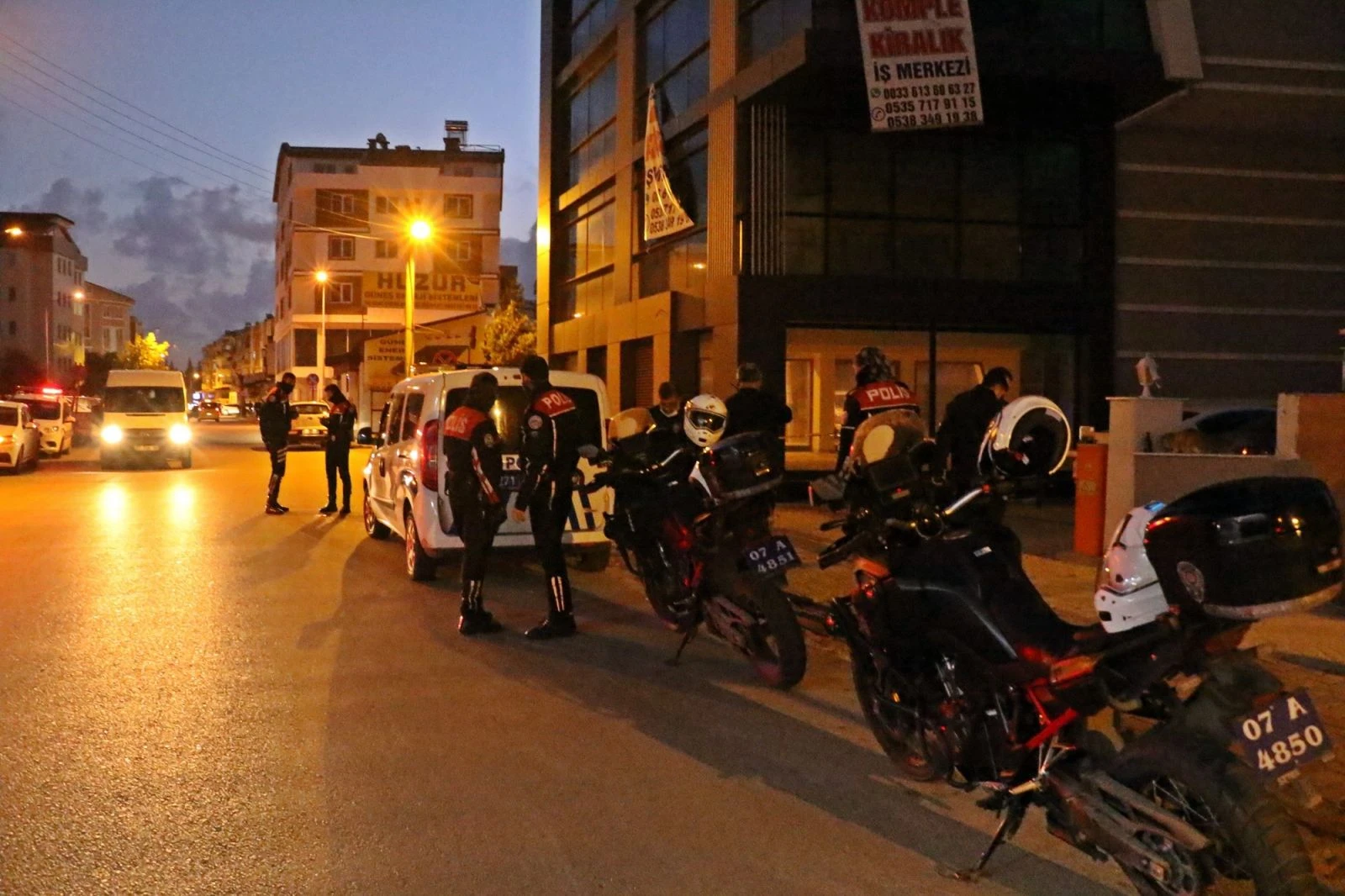 Kadına şiddet ile mücadele amirliğinde görevli kadın polis memuru sokak ortasında bıçaklandı