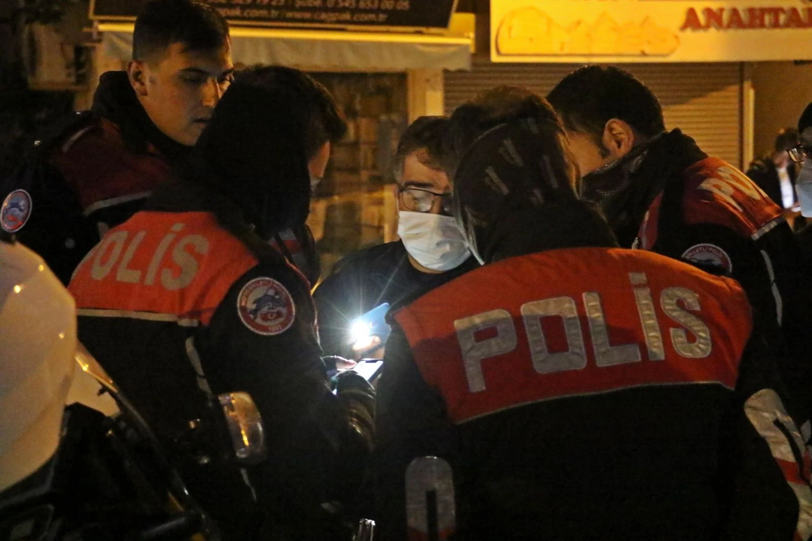 Kadına şiddet ile mücadele amirliğinde görevli kadın polis memuru sokak ortasında bıçaklandı