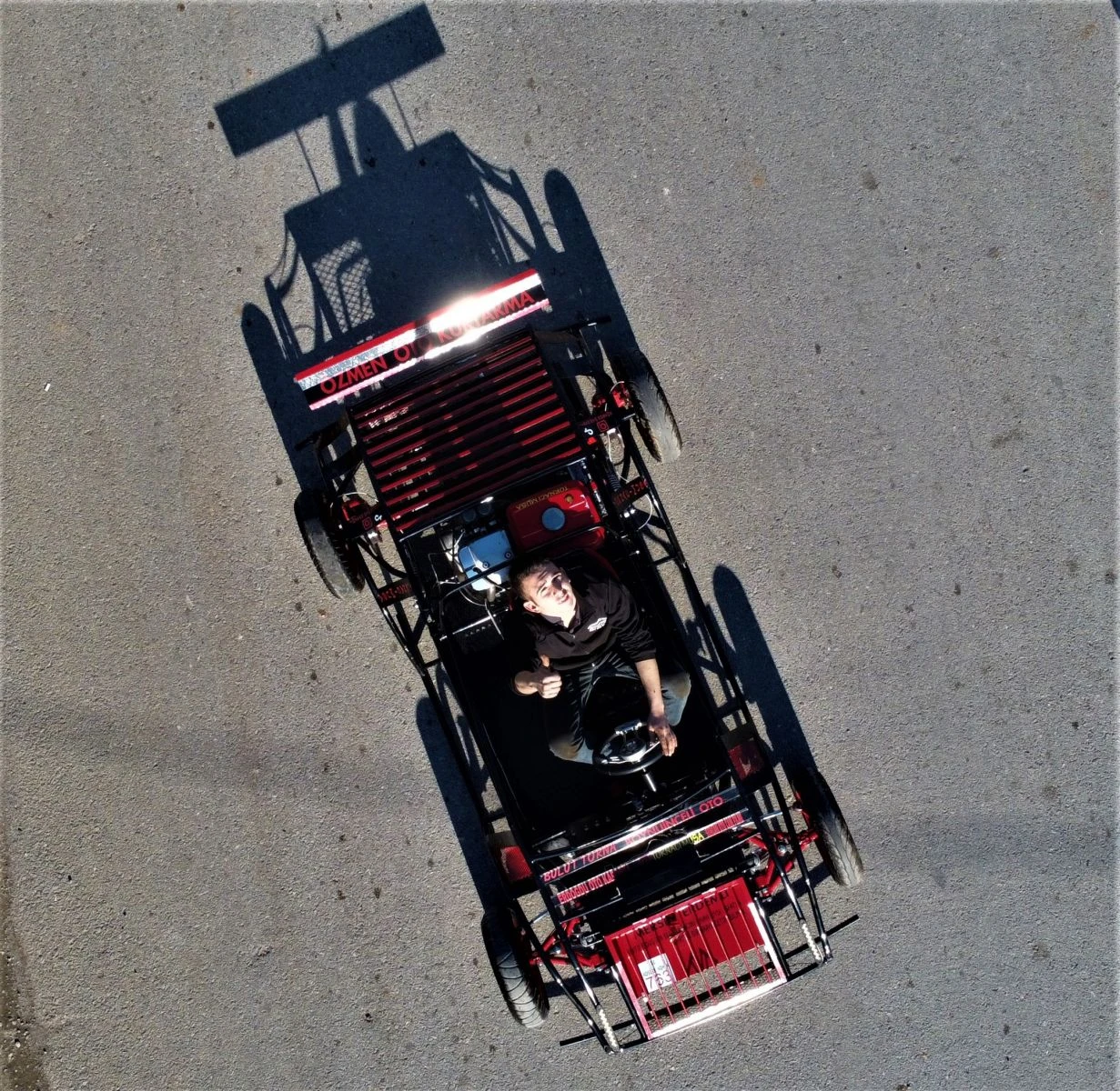 Genç tornacı harçlıklarını biriktirdi 22 yaşında kendi otomobilini yaptı!