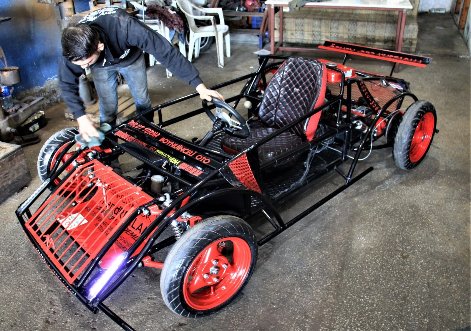 Genç tornacı harçlıklarını biriktirdi 22 yaşında kendi otomobilini yaptı!