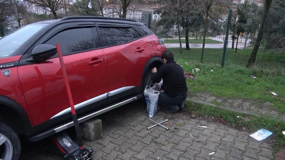 Usta işi hırsızlık: Lüks otomobili kaldırıma sabitleyip lastiklerini ve jantlarını çaldılar