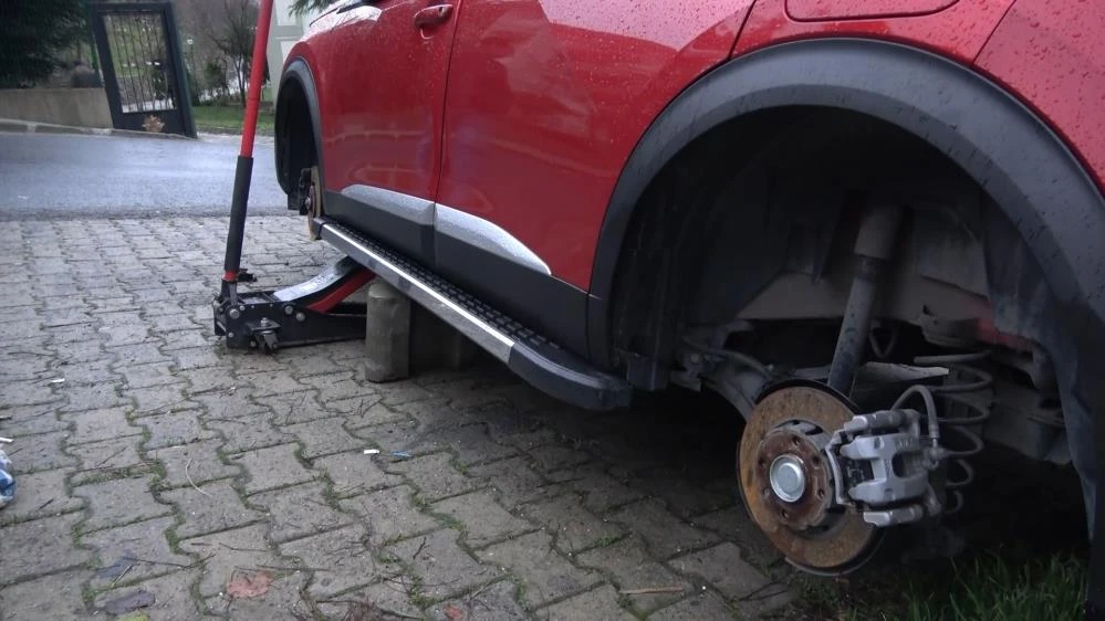 Usta işi hırsızlık: Lüks otomobili kaldırıma sabitleyip lastiklerini ve jantlarını çaldılar