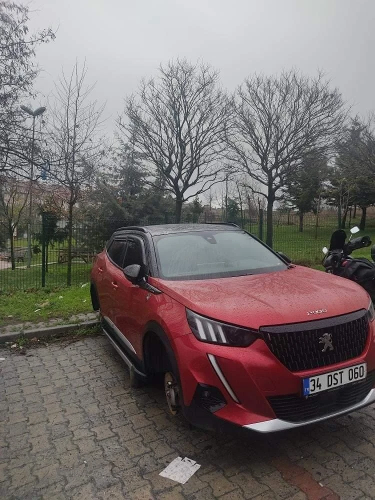 Usta işi hırsızlık: Lüks otomobili kaldırıma sabitleyip lastiklerini ve jantlarını çaldılar