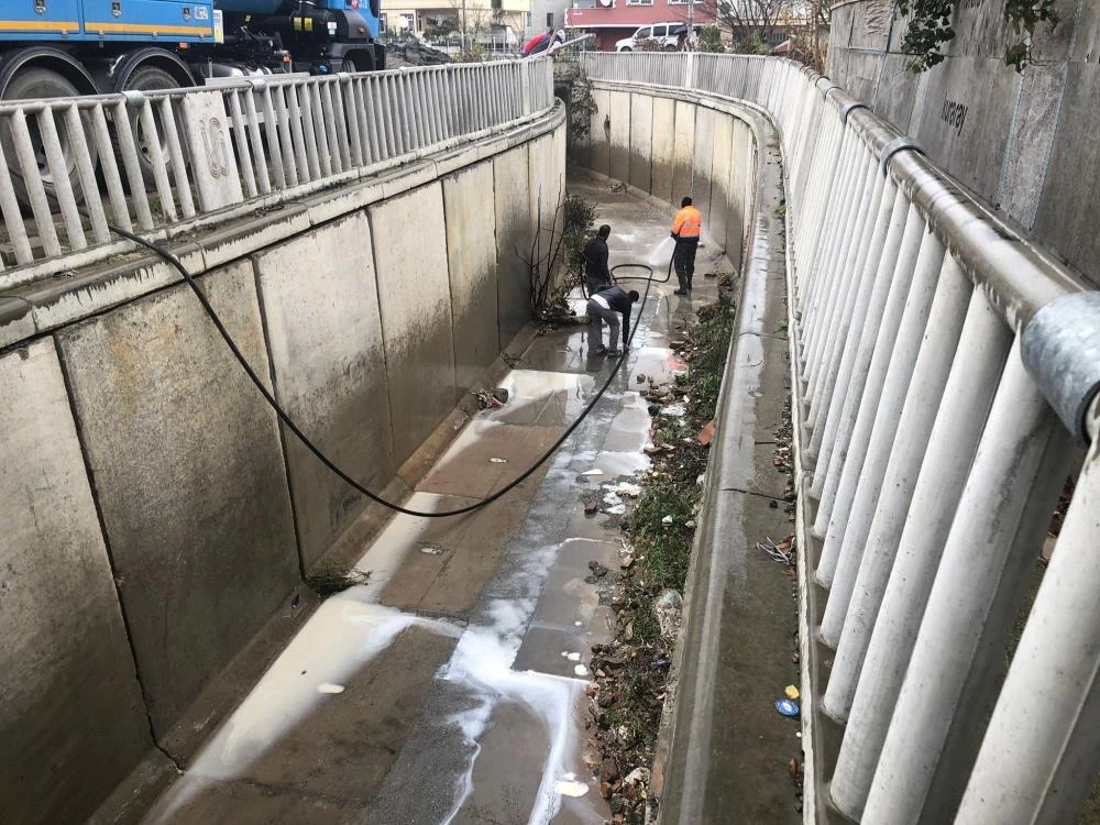 İstanbul'da korkutan görüntü: Fabrikadan sızan yabancı madde dereyi beyaza bürüdü