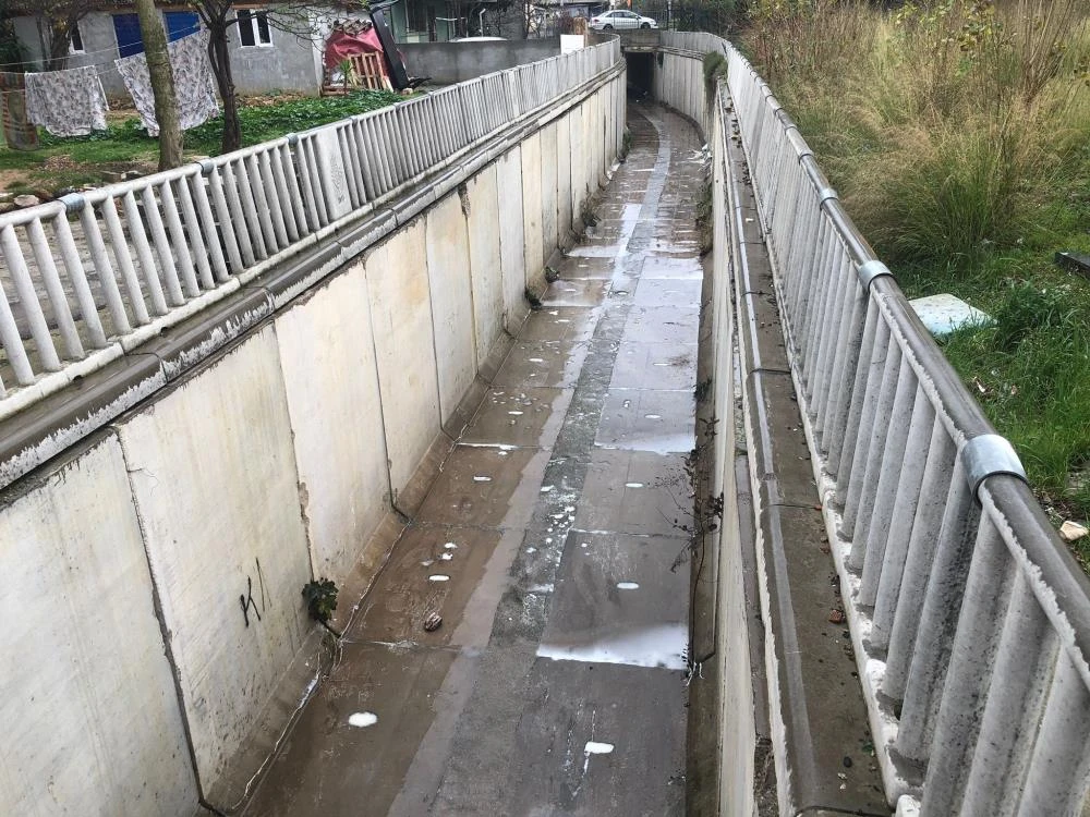 İstanbul'da korkutan görüntü: Fabrikadan sızan yabancı madde dereyi beyaza bürüdü