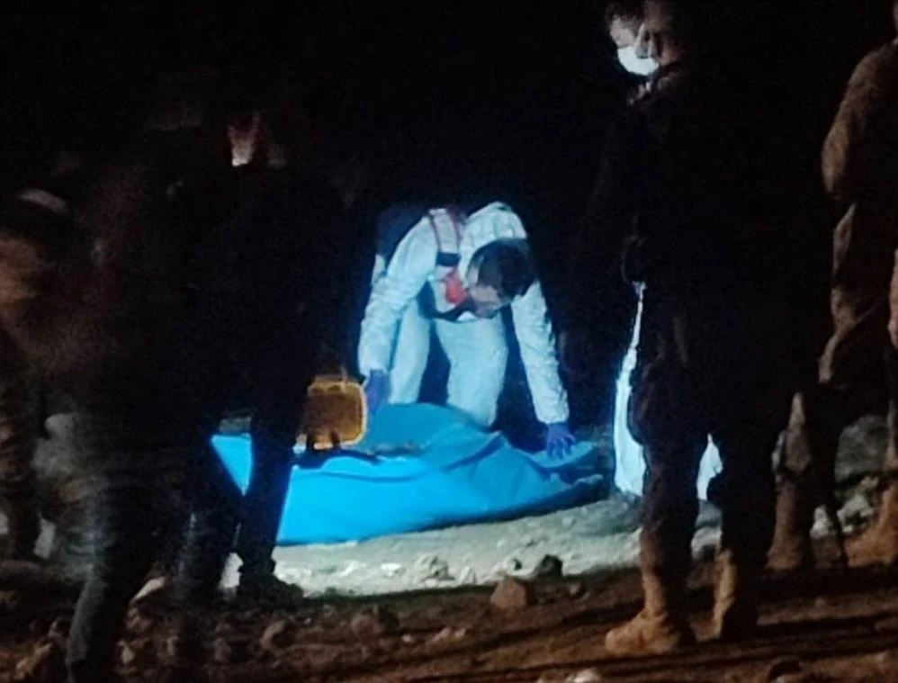 Toprağa gömülü parçalanmış cesedi çoban köpekleri buldu