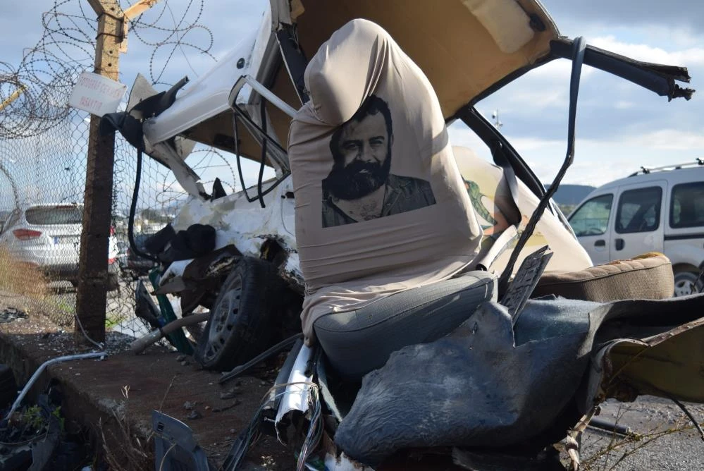 İzmir'de feci kaza: Otomobil ikiye bölündü