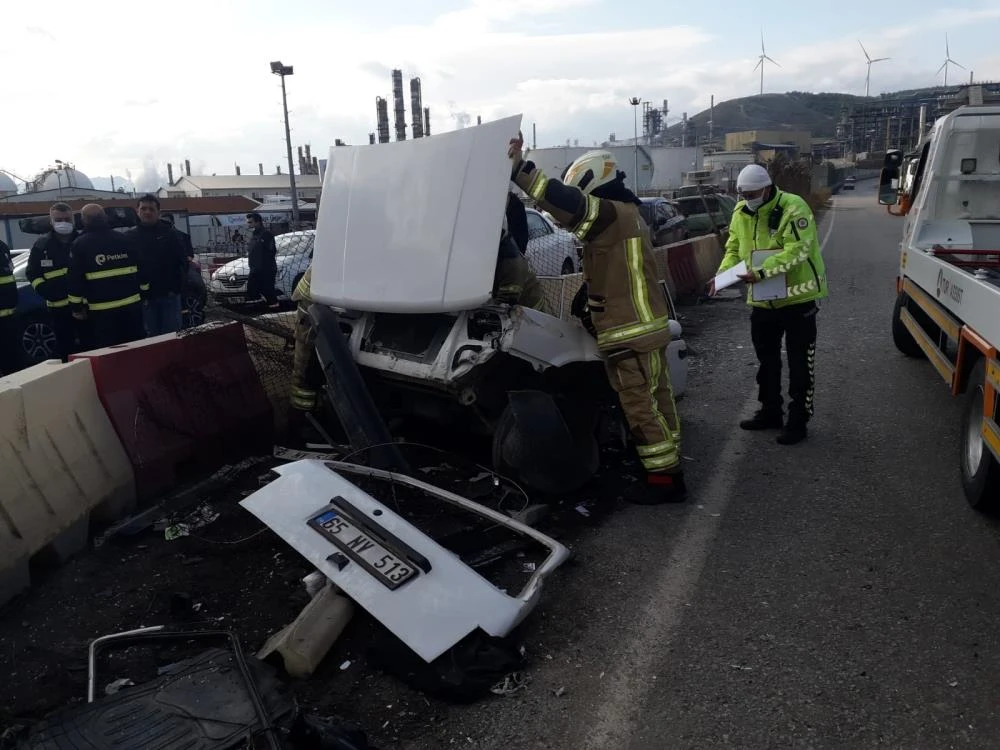 İzmir'de feci kaza: Otomobil ikiye bölündü