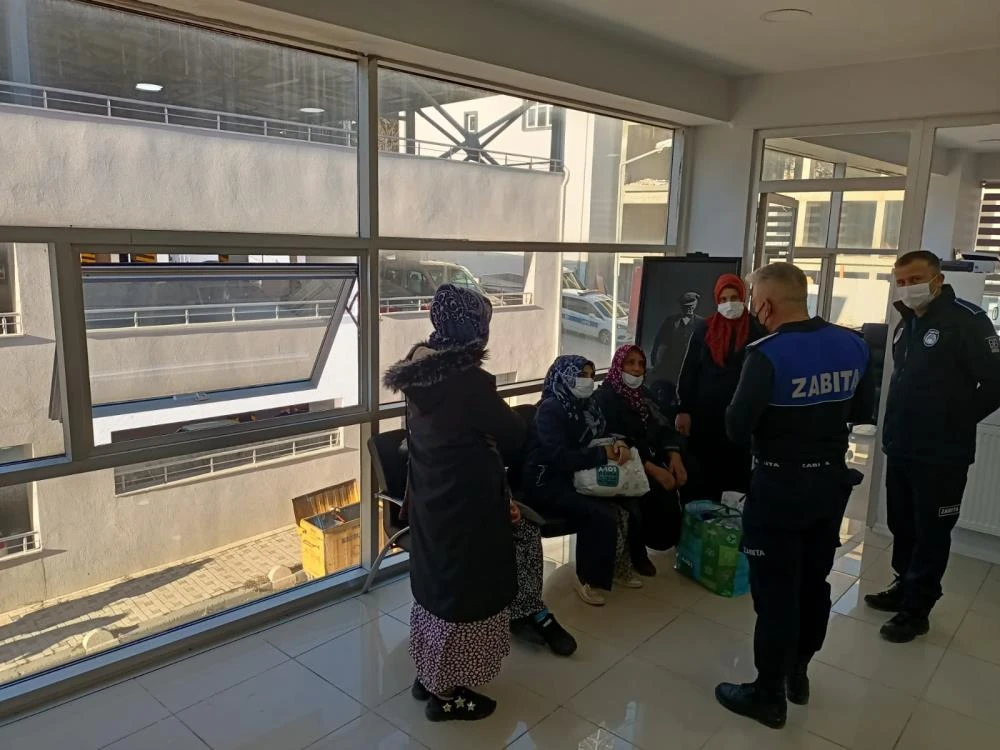 Son model araçla geldikleri Bilecik'te 1 saatte 2.305 lira para topladılar