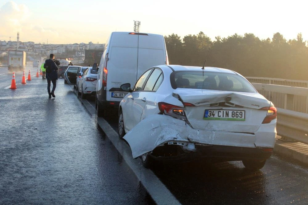 Son dakika: Çekmeköy'de zincirleme trafik kazası: 19 araç maddi hasar aldı