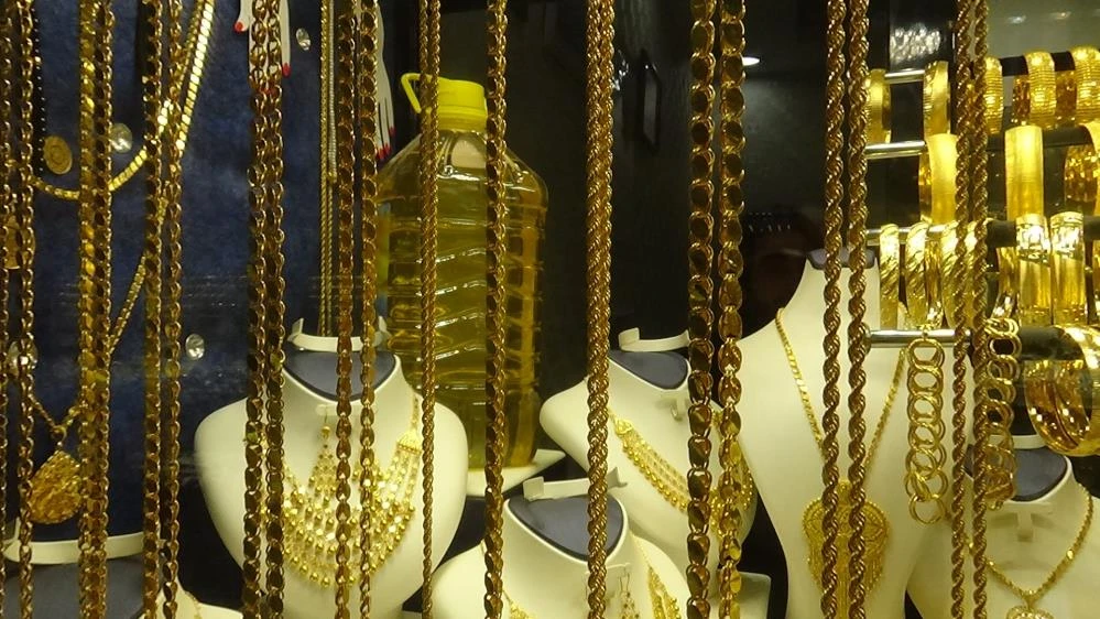 Kuyumcu stokçulara tepki olarak altın vitrinine yağ bıraktı