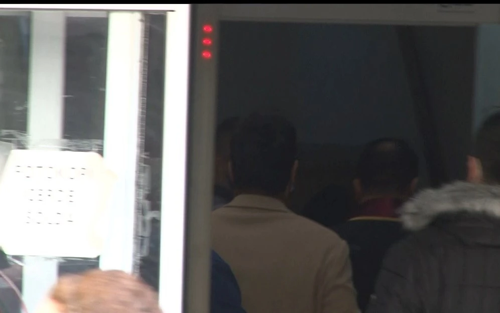 Ünlü oyuncu set çalışanlarına hakaretten hakim karşısında