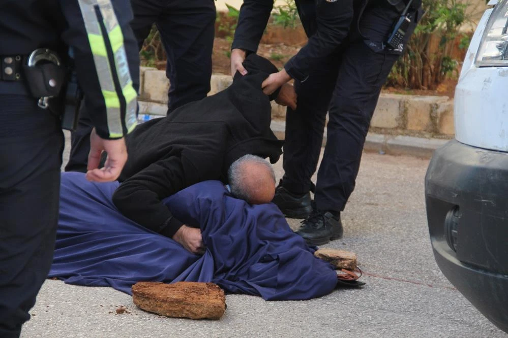 Kazada hayatını kaybeden eşine son kez sarıldı, yakarışları yürek burktu