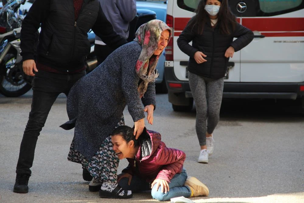 Kazada hayatını kaybeden eşine son kez sarıldı, yakarışları yürek burktu