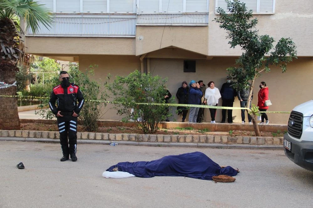 Kazada hayatını kaybeden eşine son kez sarıldı, yakarışları yürek burktu