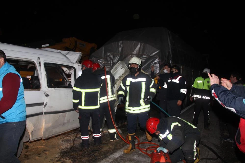 Tırla çarpışan minibüsteki 2 kişi öldü
