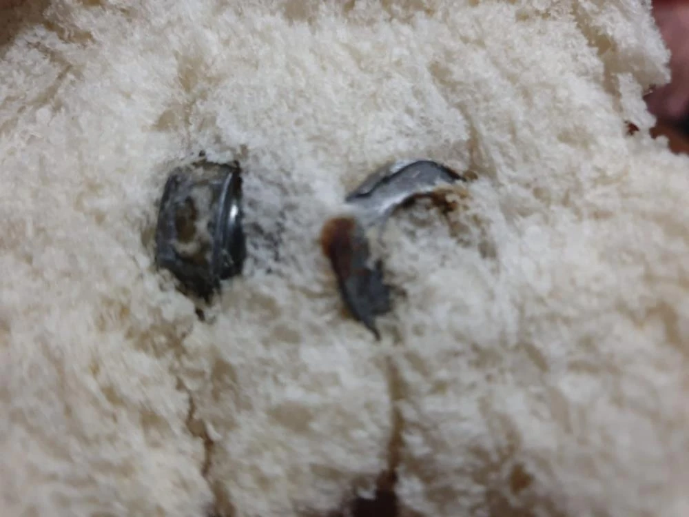 Poşet, sinek, kıl, jilet... Ekmeğin içinden bu sefer vida çıktı, yetkilinin cevabı 'pes' dedirtti