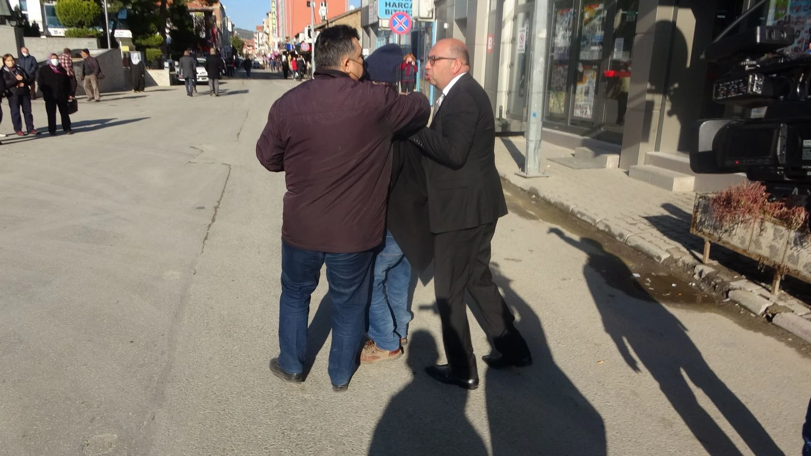 Akşener esnafa maaşını sordu gelen cevap sonrası suratı asıldı