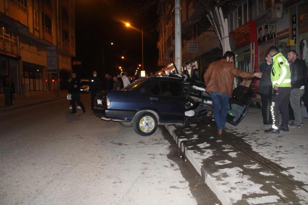 Sürücü ikiye bölünen otomobilden sağ çıktı
