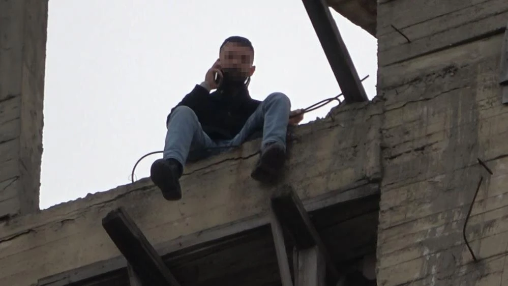 Kız arkadaşıyla tartışınca çatıya çıktı, görenler canlı yayın yaptı