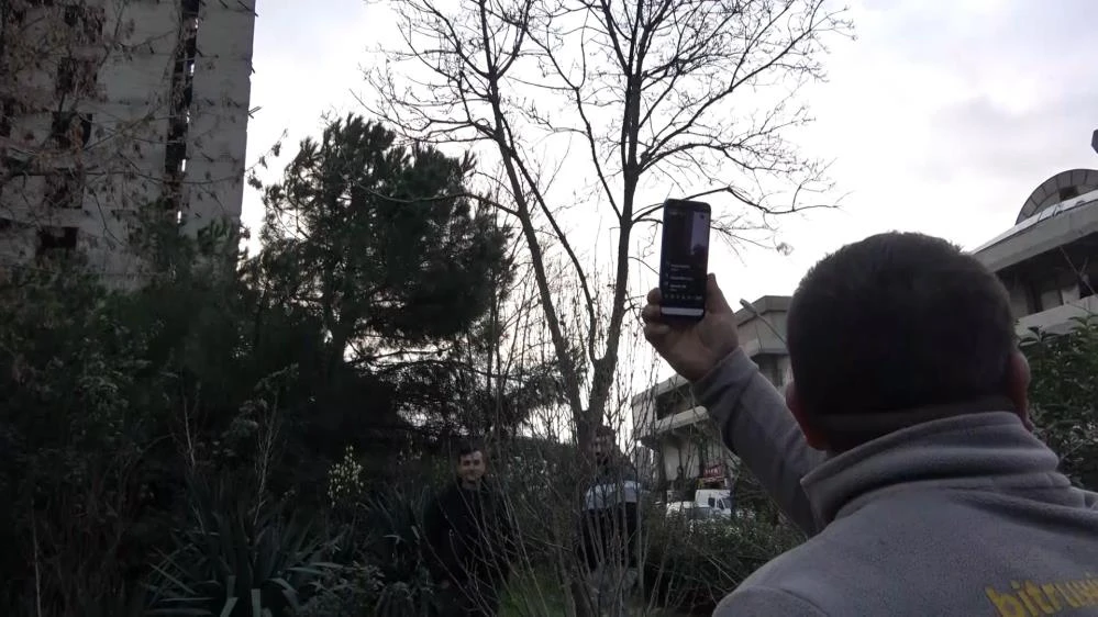 Kız arkadaşıyla tartışınca çatıya çıktı, görenler canlı yayın yaptı