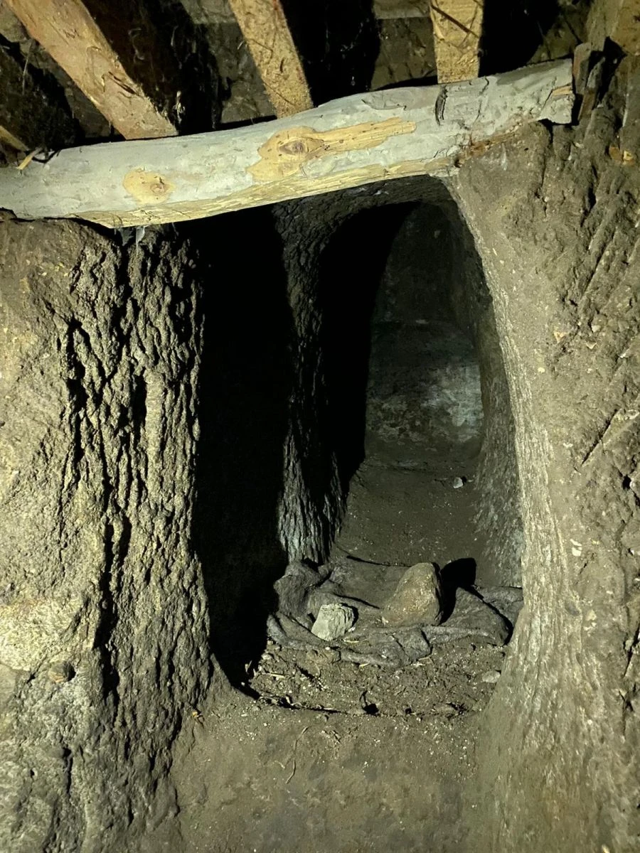 Filmlerde değil Niğde’de oldu! Gezdiği kalede definecilerin üzerine düştü