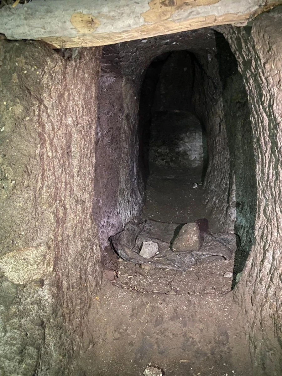 Filmlerde değil Niğde’de oldu! Gezdiği kalede definecilerin üzerine düştü