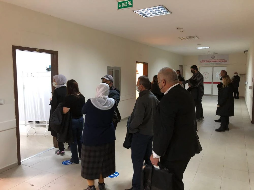 Hastanelerde TURKOVAC kuyruğu: Yerli aşıyı duyan sıraya girdi