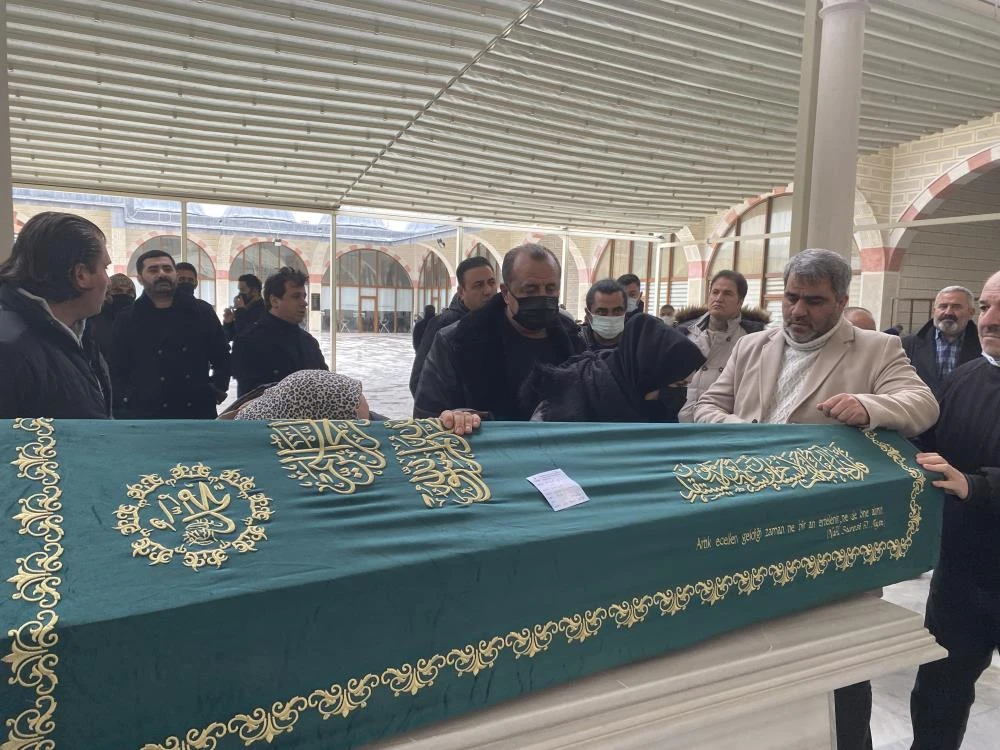 Ünlü şarkıcının acı günü: Ceylan babasını son yolculuğuna uğurladı