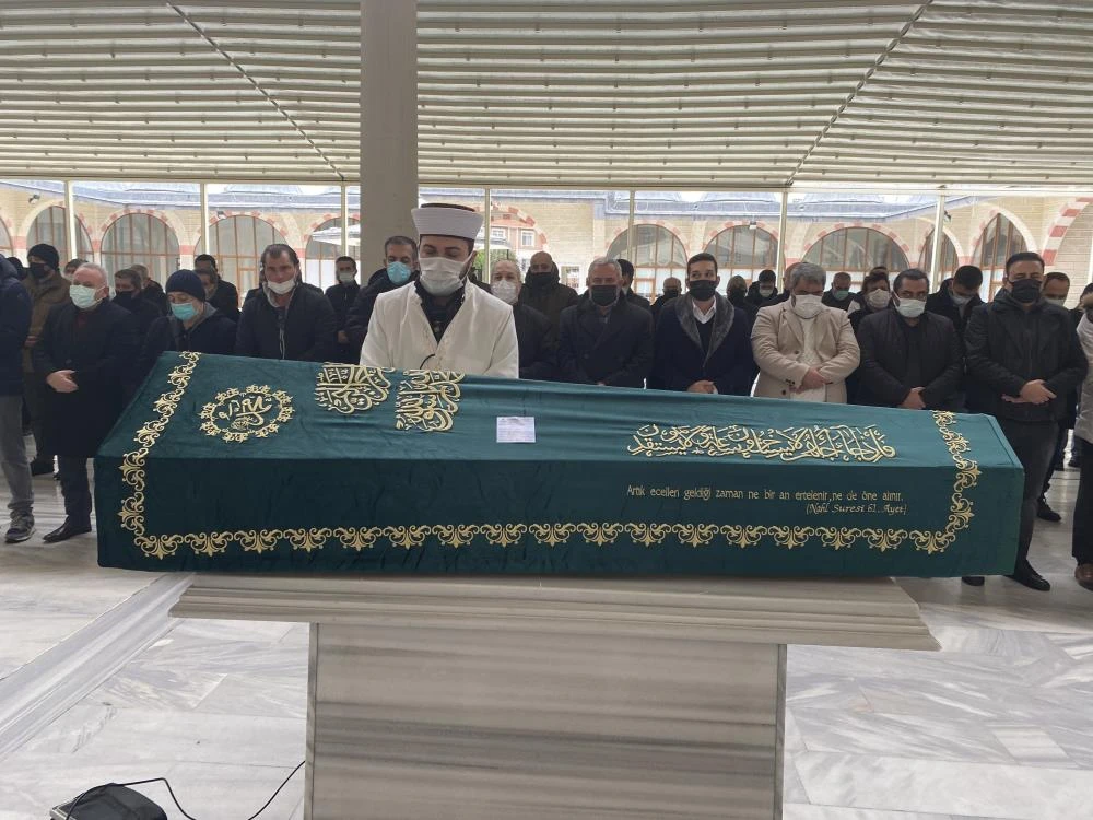 Ünlü şarkıcının acı günü: Ceylan babasını son yolculuğuna uğurladı