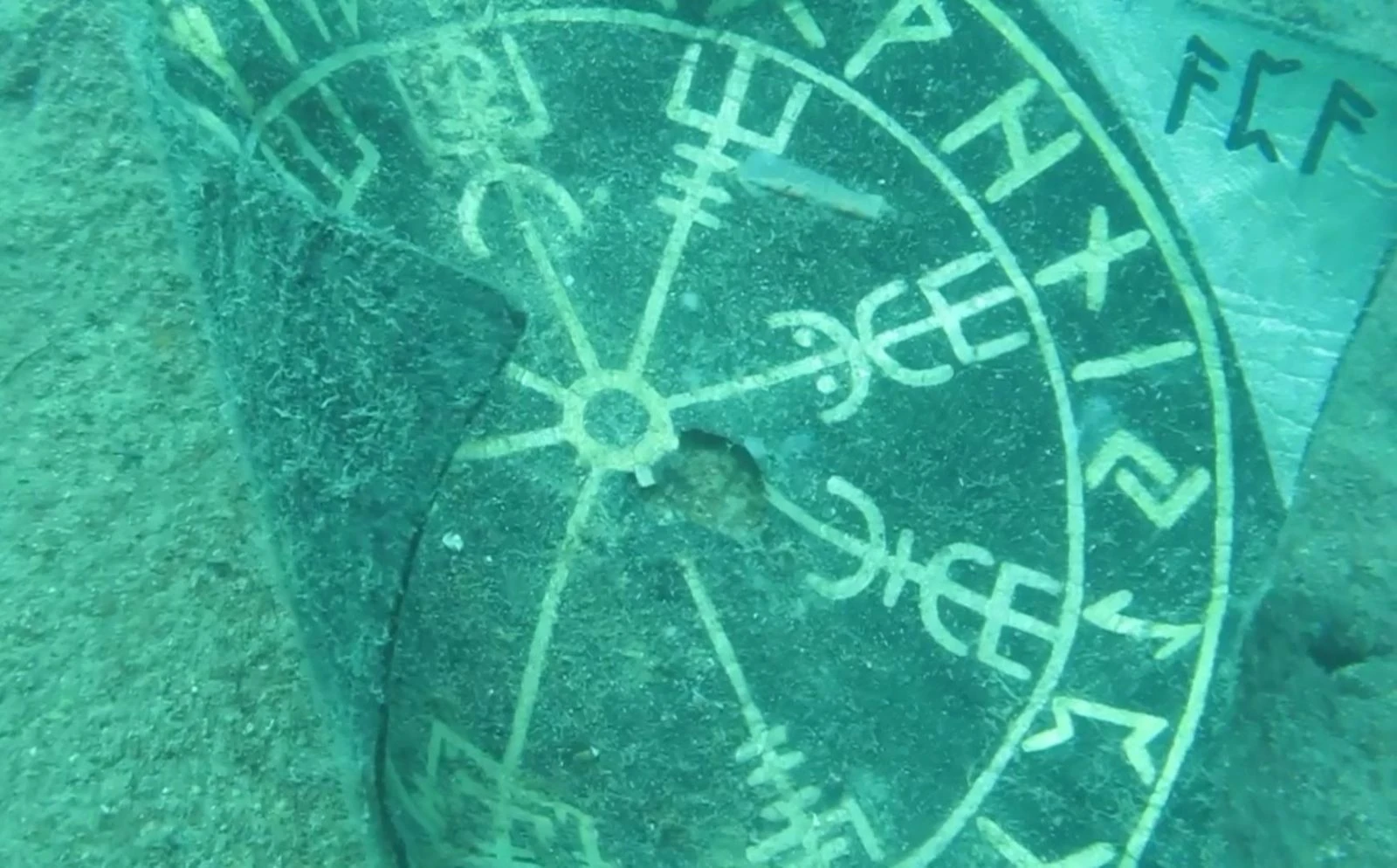 Ünlü profesör gördükleri karşısında şoke oldu! Bu semboller büyü mü?