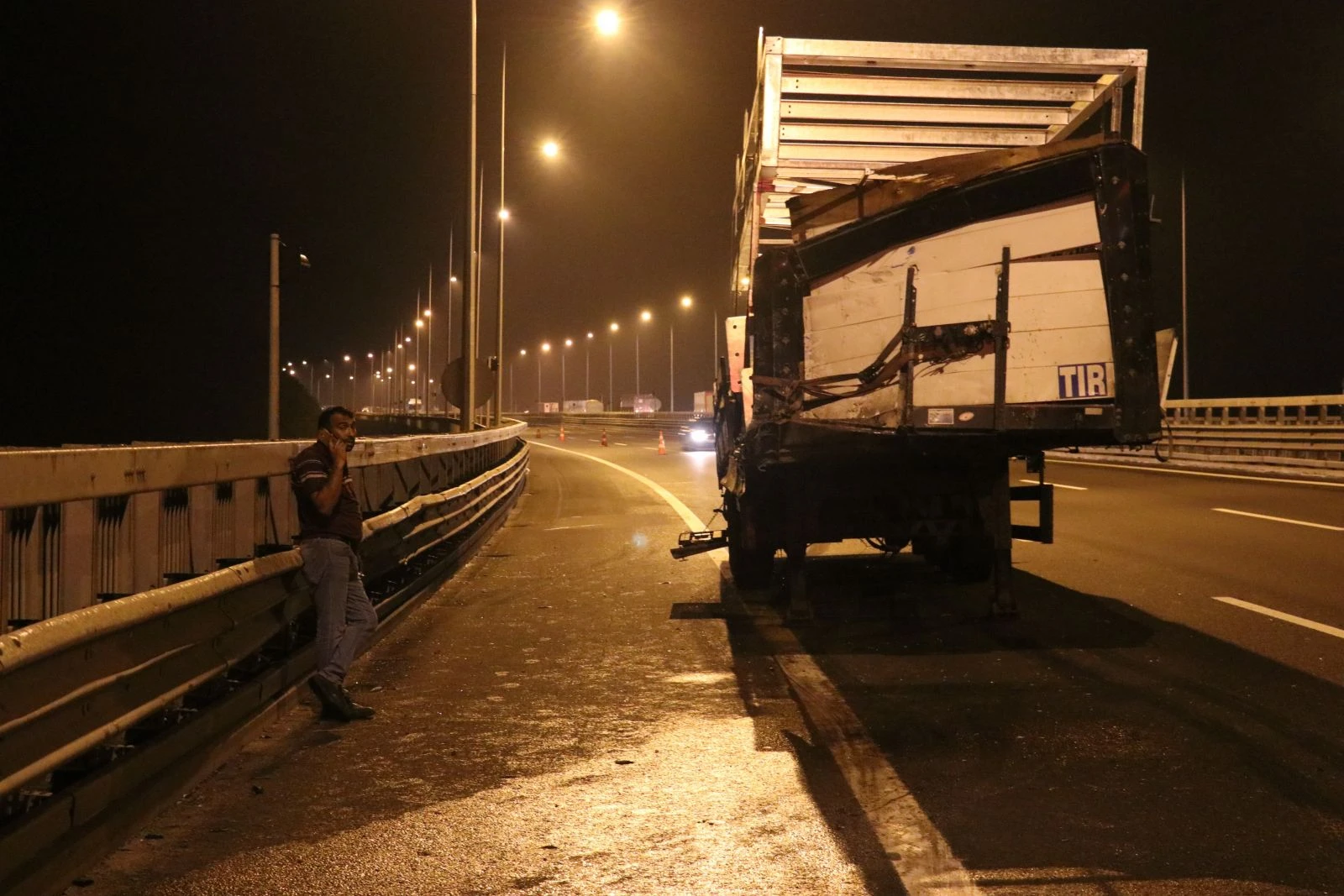 Hurdaya dönen tırdan burnu bile kanamadan çıktı