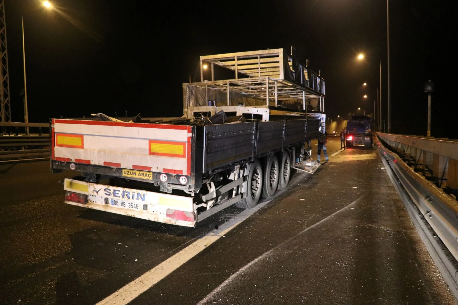 Hurdaya dönen tırdan burnu bile kanamadan çıktı
