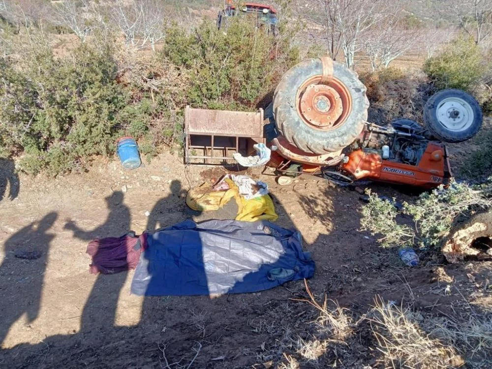Devrilen traktörün altında kalan sürücü öldü, eşi yaralandı