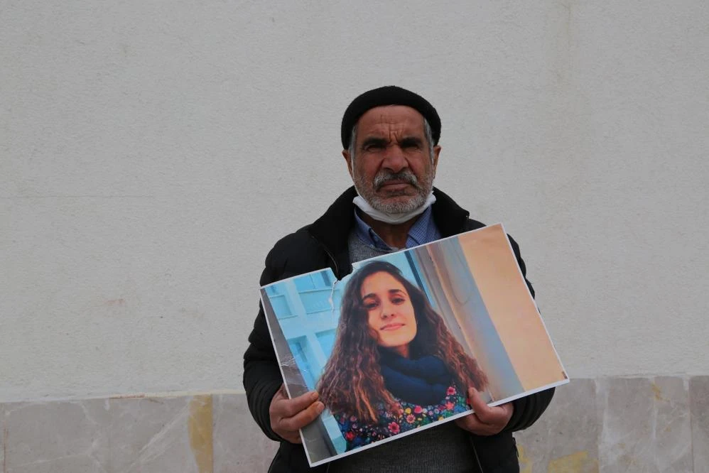 İki yıldır kayıp olan kızları için oturma eylemine başladılar