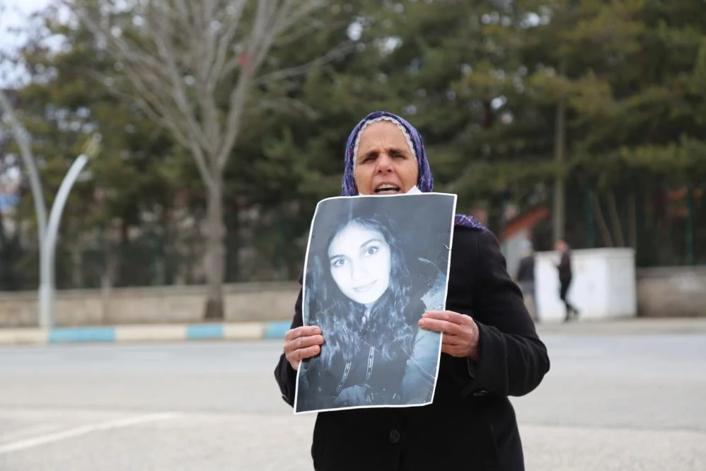 İki yıldır kayıp olan kızları için oturma eylemine başladılar
