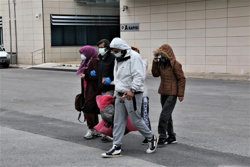 Arkadaşını boğarak öldürdü, cesedini 1 ay sandıkta sakladı