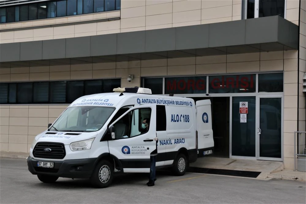 Arkadaşını boğarak öldürdü, cesedini 1 ay sandıkta sakladı