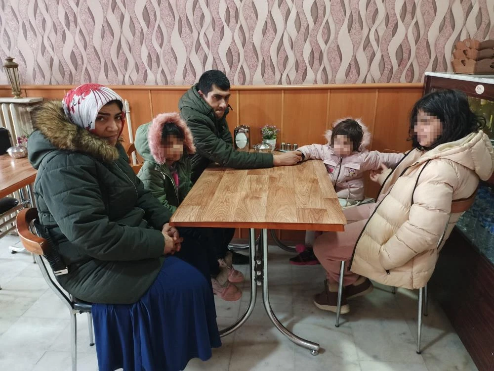 Yanlış kişiye gönderdikleri mesaj hayatlarını kararttı! 4 çocuklu çift dövülüp evden atıldı