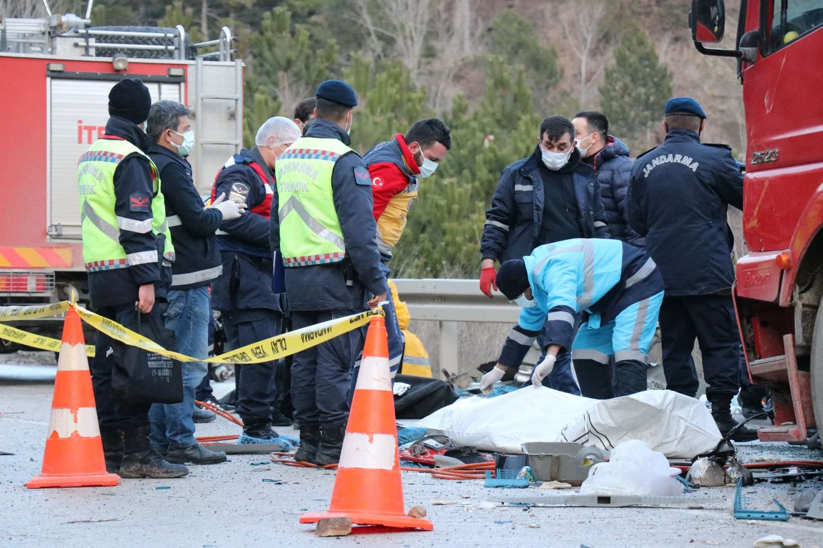 Tavuk dolu kamyona çarpan araç hurdaya döndü: Feci kaza 4 kişilik aileye mezar oldu