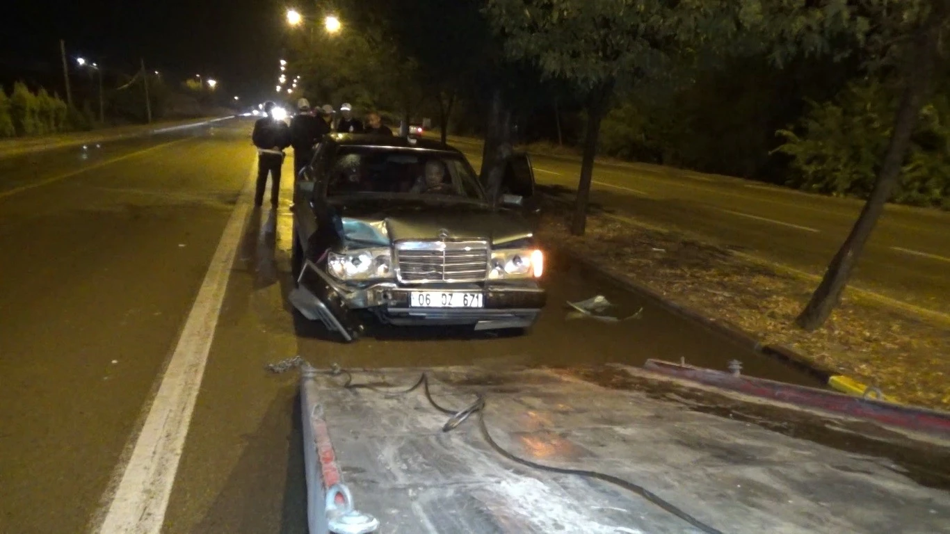 Kavşakta 2 otomobil çarpıştı: 3 yaralı